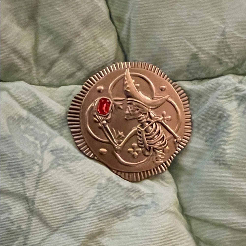 Disney pirates of the Caribbean skull gym pin